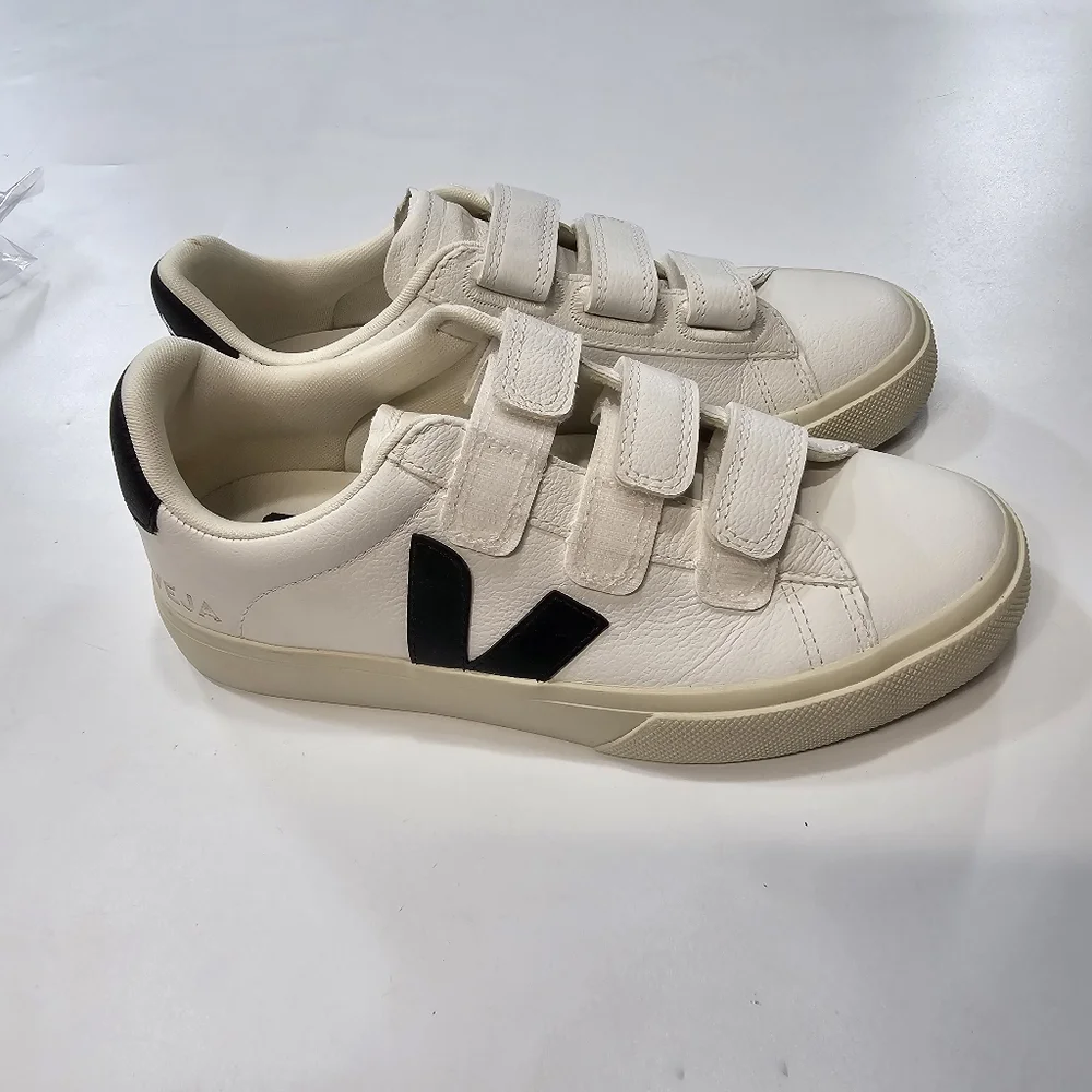 Veja Recife Sneaker in Extra White & Black - Picture 2 of 10